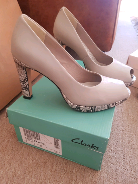 clarks ladies summer shoes